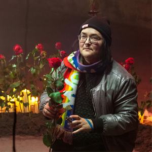 Georgmaria Prock auf einem Filmset mit Rosen und Kerzen.
